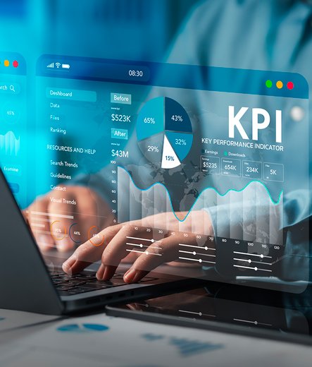 Équipe de vente collaborant sur la stratégie commerciale lors d'une réunion