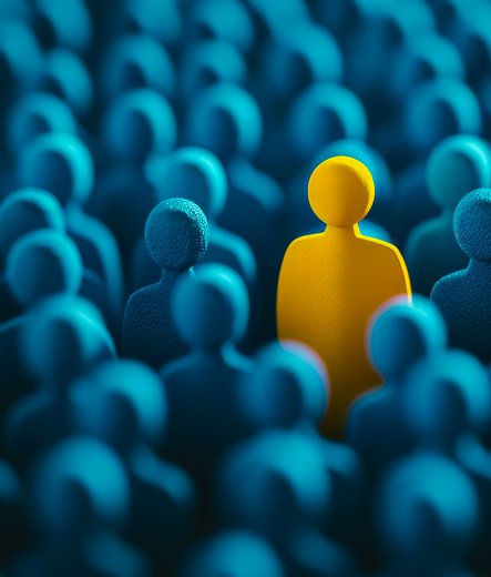 Jeune femme souriante utilisant un ordinateur portable lors d'une réunion d'équipe collaborative.