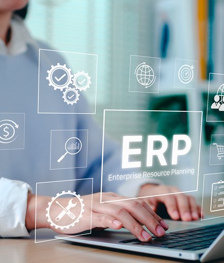 Un spécialiste examinant les données de gestion d'entreprise sur un écran d'ordinateur portable.